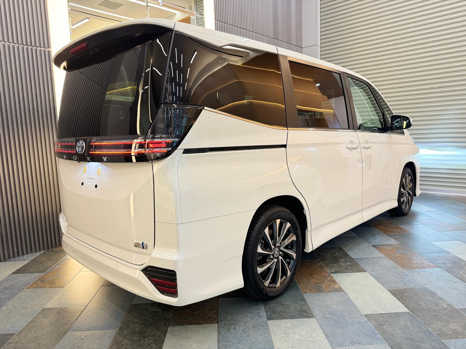 Toyota Voxy Hybrid 1 8A Brand New 